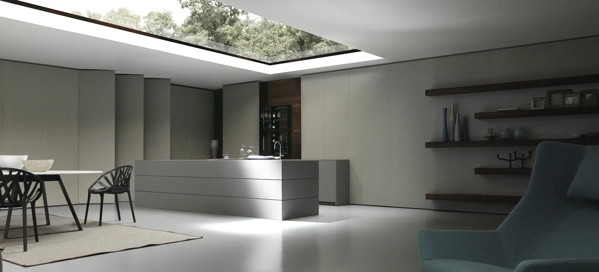 Cucina con grande finestra